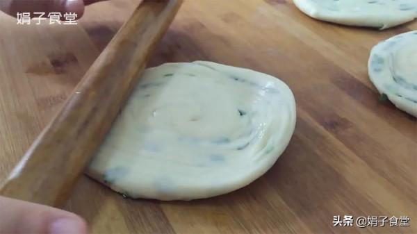 蔥油餅簡單好吃的做法，開水一燙，一拉一卷，外酥裡軟，勁道層多