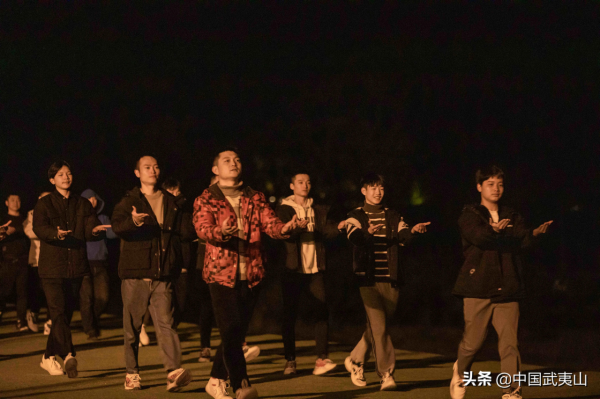 武夷山印象大紅袍:誰說浪漫只是兩個人的事,來看什麼叫“一群人”的浪漫! 武夷山印象大紅袍:誰說浪漫只是兩個人的事,來看什麼叫“一群人”的浪漫!