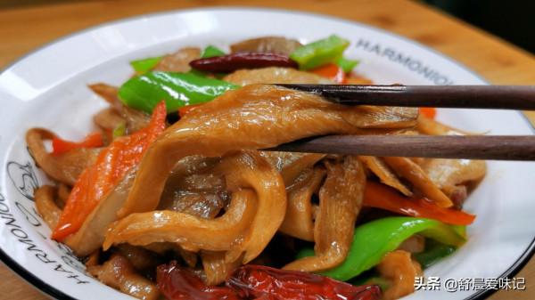 1塊豬肉,1把平菇,做出超下飯的家常菜,葷素都有,鮮香味美 1塊豬肉,1把平菇,做出超下飯的家常菜,葷素都有,鮮香味美