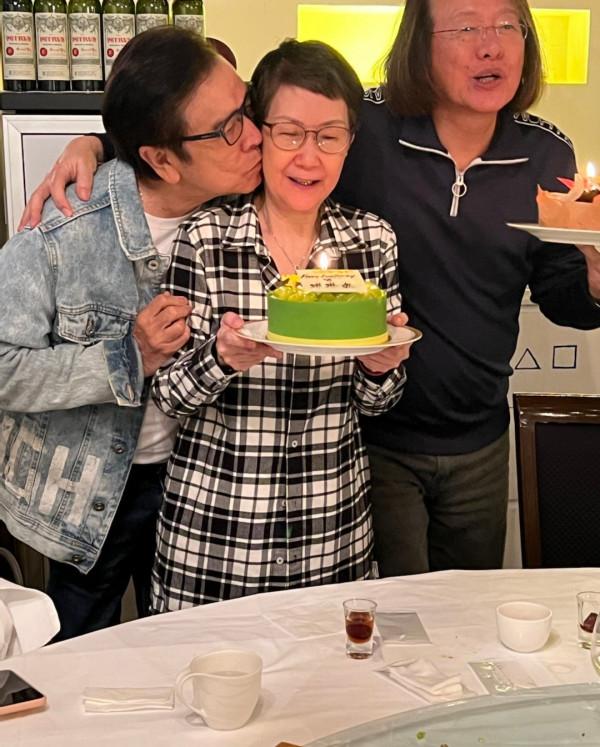 姜大衛為愛妻慶73歲生日，連續2次親吻妻子臉頰，結婚47年仍恩愛