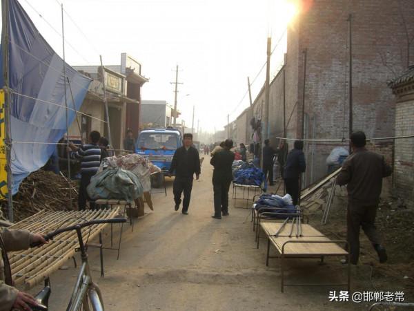 河北邯鄲農村過會,商販提前佈置攤位,簡單而質樸 河北邯鄲農村過會,商販提前佈置攤位,簡單而質樸