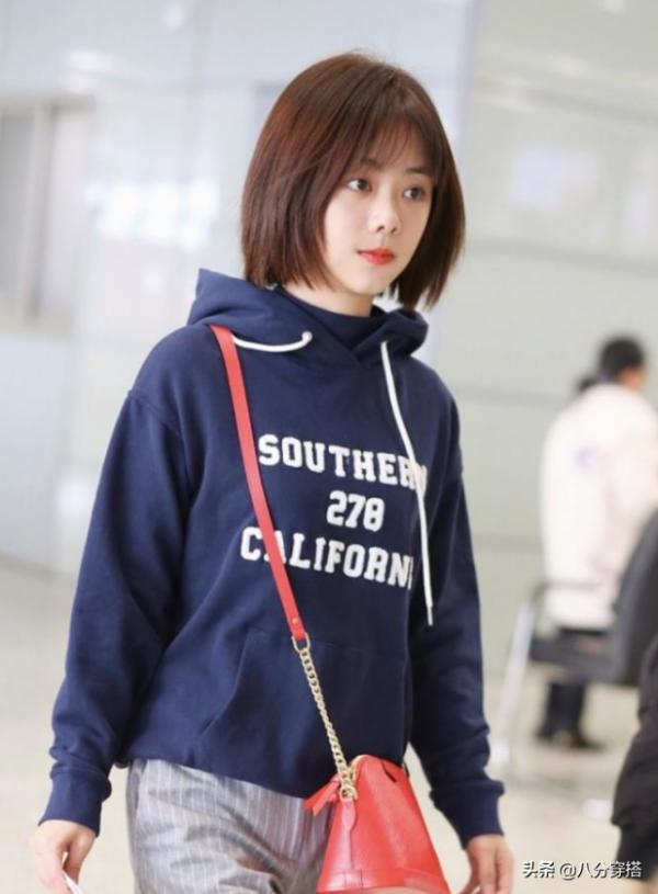 譚松韻才是小個子穿衣模板，藍色衛衣搭配運動褲，保暖舒適又時髦