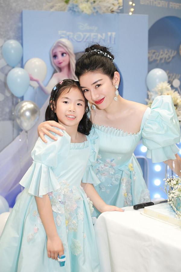 黃奕為女兒慶祝十歲生日 母女公主裙優雅端莊