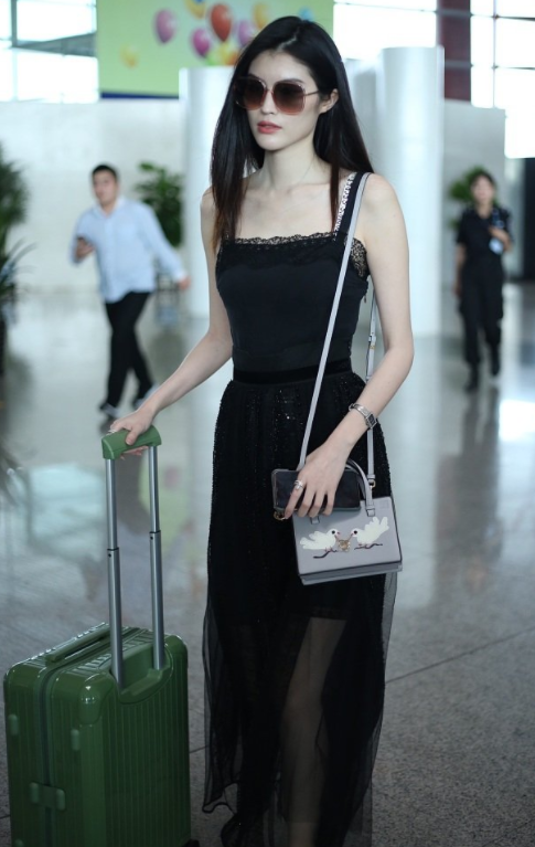 何穗穿橘色開衩裙博眼球，不俗反而面板白到發光，只有她能駕馭了