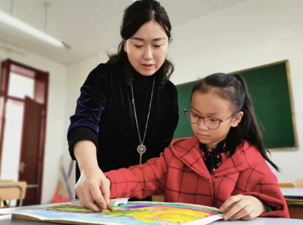 教師下班“新方式”引出新問題，班主任和農村教師受影響，公平嗎