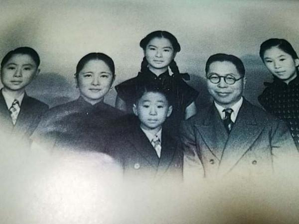 1952年，吳國楨參加蔣介石壽宴，返程發現車子被蔣做手腳