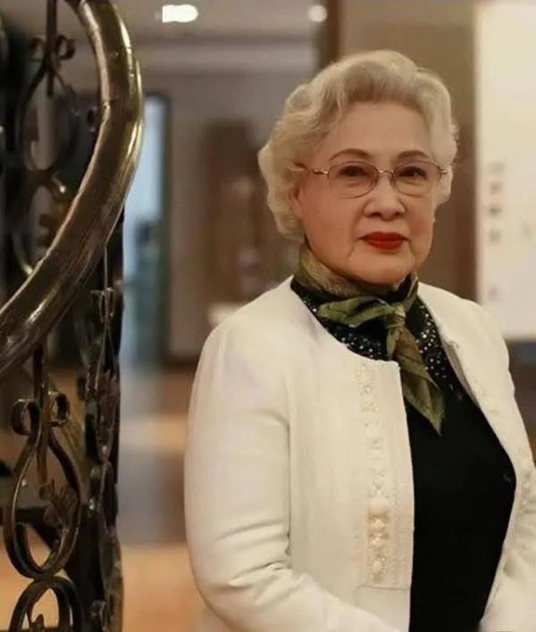 美人從未遲暮！99歲中國奶奶，愛化妝會打扮，比同齡人顯年輕10歲