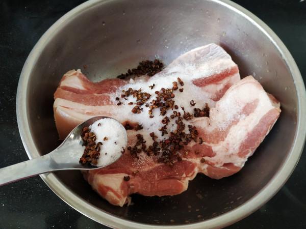 年輕時代最難忘的一道美食是什麼？我會毫不猶豫地回答：是鹹肉