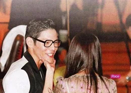 向佐曾對她一見鍾情，戀愛成熟見父母時，向太卻一句話拒絕了