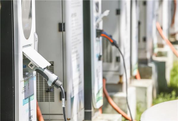 充電一小時排隊四小時，這鍋到底該誰來接