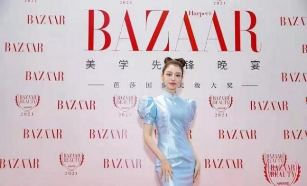 吉娜終於找對風格了，捨棄大紅唇太明智，選對禮服貴氣感立馬來了