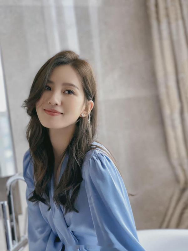 劉詩詩藍色絲綢長裙優雅靈動 秀精緻側顏氣質溫柔 劉詩詩藍色絲綢長裙優雅靈動 秀精緻側顏氣質溫柔