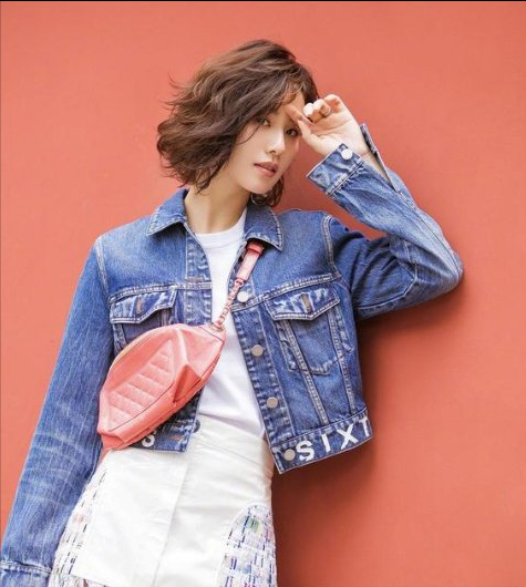 劉詩詩換了摩卡波波頭，氣質都變洋氣了，穿牛仔外套配短裙美嗎？