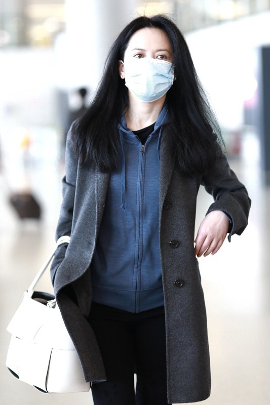 中年人多看看俞飛鴻的搭配，穩重的深藍色服裝，搭配的年輕還文藝