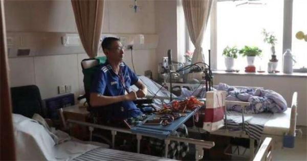 癱瘓4年男排鄭亮近況：邊直播邊掙護工費，取名&OpenCurlyDoubleQuote;正能亮&rdquo;