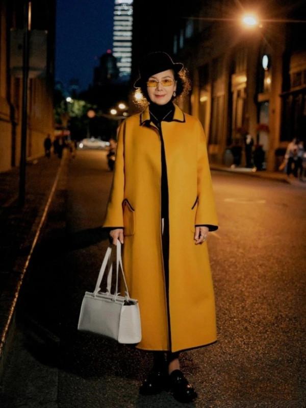 “慢下來”的時尚更高階！60+媽媽優雅不輸三木，風格卻大不相同