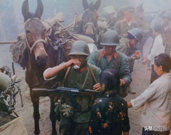 老山作戰，中學生到野戰醫院拉回3000件軍裝，含淚洗血衣