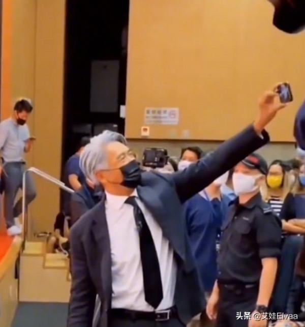 周潤發真會打扮，67歲穿西裝領帶梳大背頭，古稀之年被授博士太帥