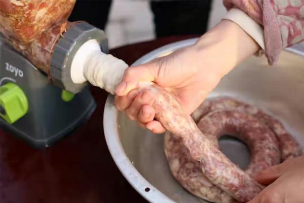30年肉店老闆教你在家做灌香腸，做法簡單，一次就成功