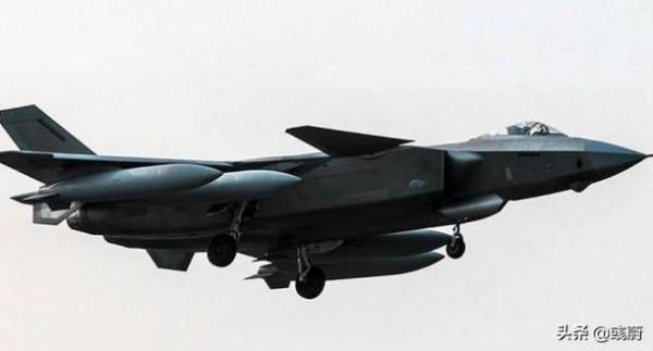 殲20是五代戰機，外掛武器會破壞隱身，為啥還要外掛四個副油箱？