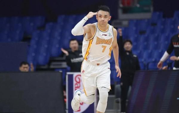 重罰56號裁判！全國直播下公然偏袒菲爾德，趙巖昊再一次慘遭侵犯