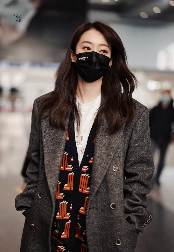 張小斐長款大衣造型幹練時尚 披肩捲髮溫婉動人