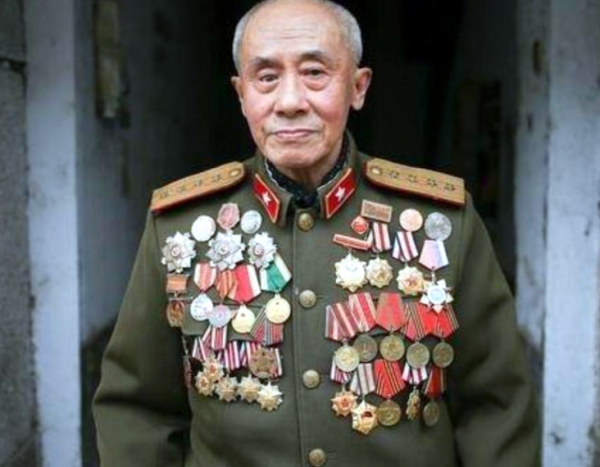 104歲老人逝世，子女在整理遺物時，才知道父親的真正身份