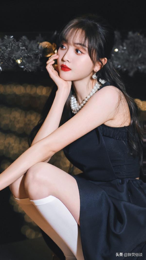 吳宣儀一身黑裙，精緻得像一個芭比娃娃美麗可愛