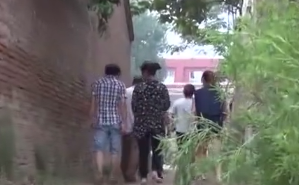 2015年，河南7歲男童被親生父母養豬圈，與豬同吃同住不會人言