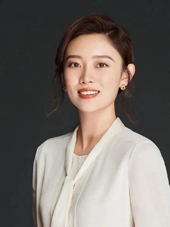 央視最美主持人之一李七月美照 央視最美主持人之一李七月美照