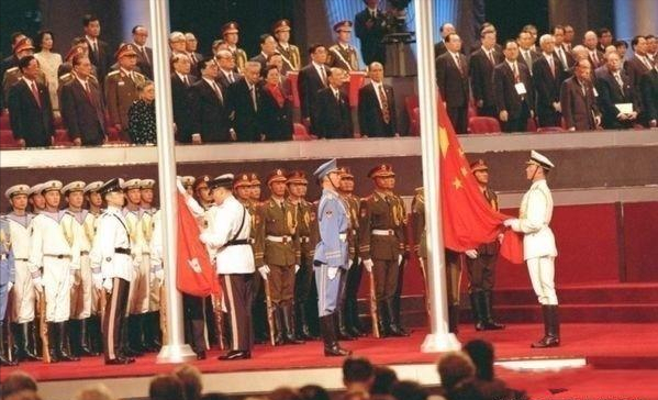 1997年香港迴歸，英國降下國旗後，為何會間隔5秒才升起五星紅旗