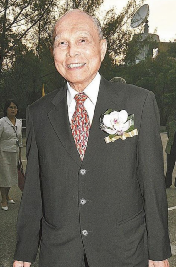 霍啟剛8歲兒子彈琴為祖國慶生,罕見露臉笑容天真,越發像霍英東 霍啟剛8歲兒子彈琴為祖國慶生,罕見露臉笑容天真,越發像霍英東