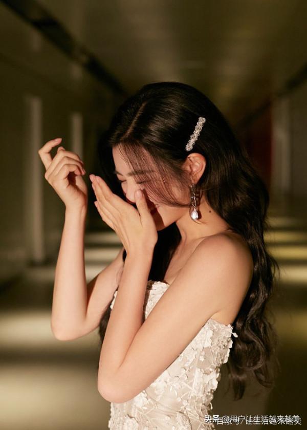 陳妍希一襲露肩長裙仙氣飄飄