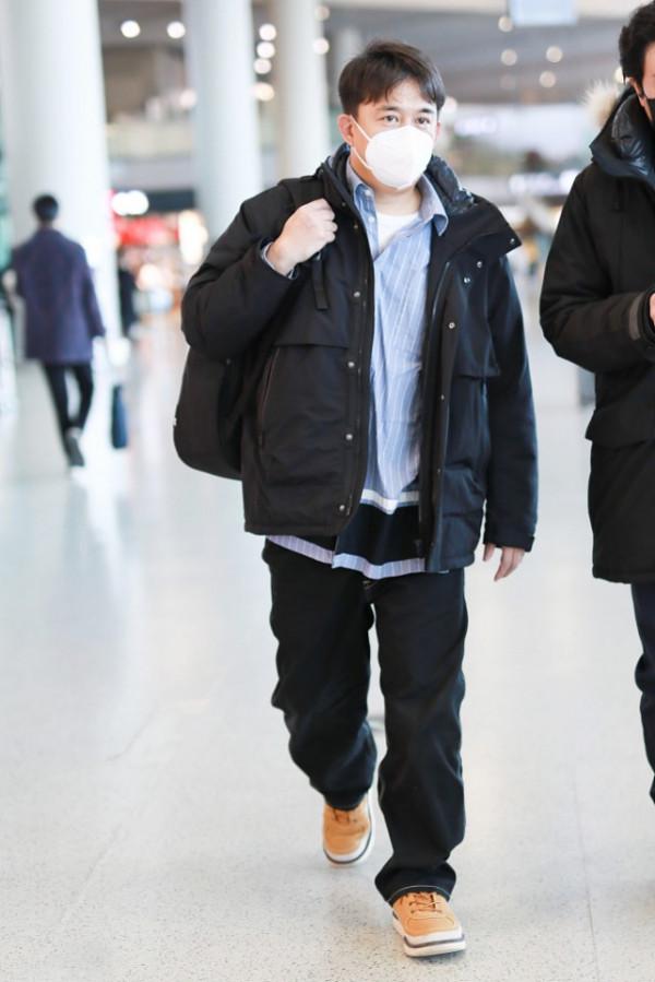 黃磊還是逃不過“中年發福”，留短髮顏值暴跌，還是長髮造型更帥