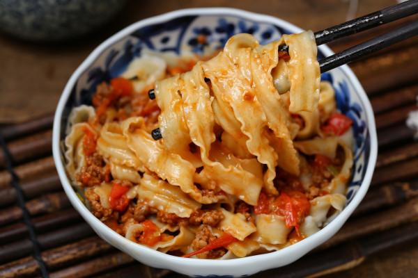 麵條還是這樣吃才過癮，爽滑筋道、濃郁入味，老公每次都要換大碗