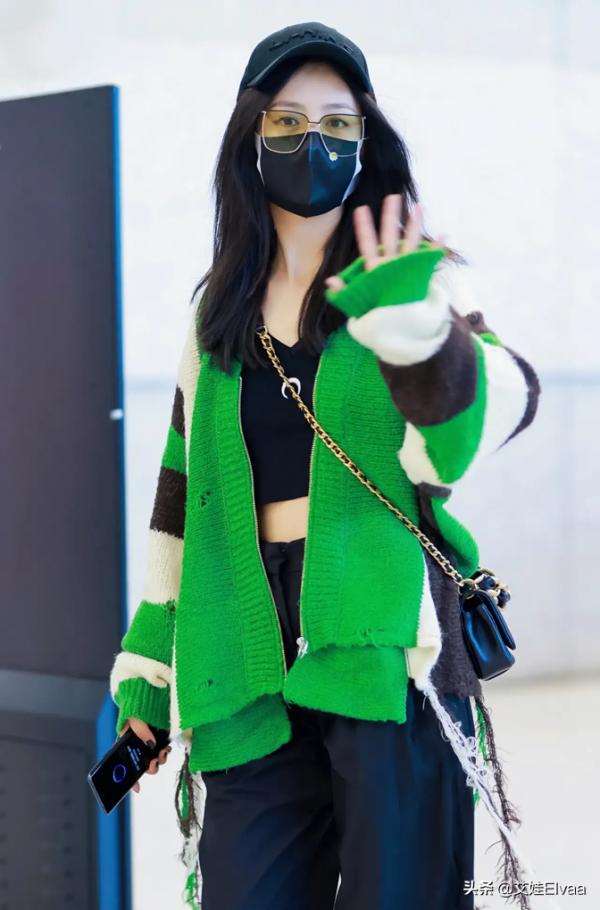 佟麗婭真脫胎換骨!穿露臍裝國慶走機場,離婚後打扮時髦似小姑娘 佟麗婭真脫胎換骨!穿露臍裝國慶走機場,離婚後打扮時髦似小姑娘