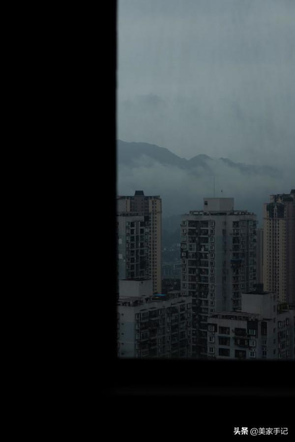 一進他家，彷彿世界都安靜了下來，全屋空靈雅韻，沒有一絲俗氣