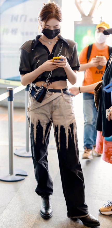 許佳琪的“愛豆腰”有多細？最小碼牛仔褲還扎雙腰帶，不料成焦點