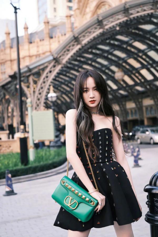 女明星微博氛圍拉滿，跨年穿搭存圖ing