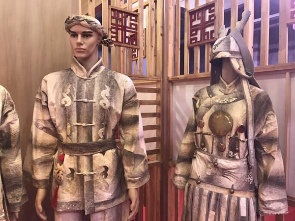 黑龍江邊的赫哲族村落，用魚皮做成保暖的衣服，還有“烏拉”鞋