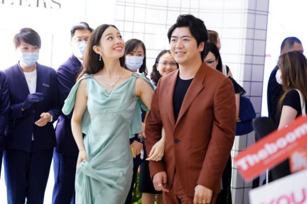 吉娜高圓圓同穿露肩緞面裙,看出有肉身材的魅力,撐得起才好看 吉娜高圓圓同穿露肩緞面裙,看出有肉身材的魅力,撐得起才好看