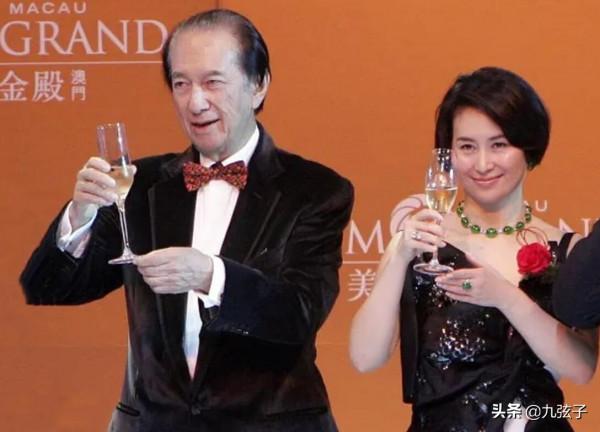 陳百強去世，已為人妻的何超瓊卻堅持給他扶靈，何鴻燊做錯了嗎？