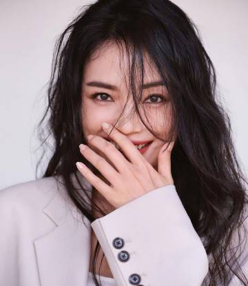 舒淇穿米白西裝簡約大方 披肩長髮更襯溫婉氣質