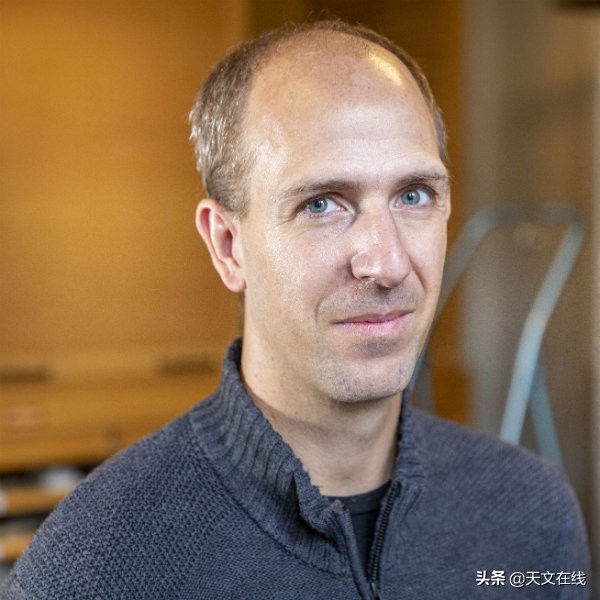 同屬太陽系，為何地球上的鐵丰度，與其他天體顯著不同？