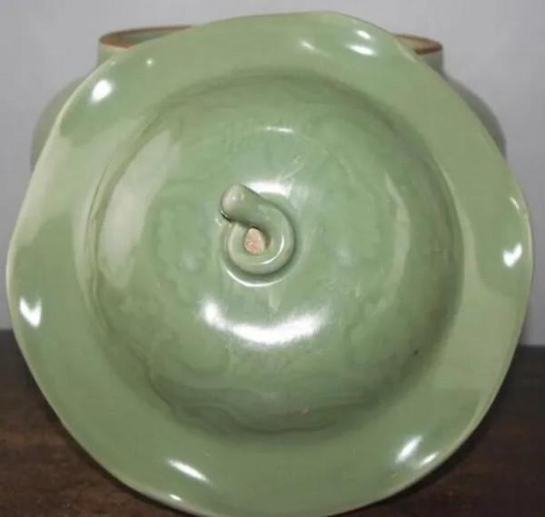 龍泉窯，元龍泉荷葉龍紋大罐