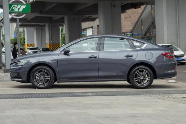 秦Pro：造型運動，搭載1.5T+6擋手動，配置討喜，適合年輕人