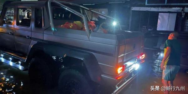 大馬洪災一拿督駕駛超過400萬馬幣的巴博斯賓士-AMG展開救援行動