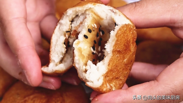 油炸糕總是做不好，大廚教你一招，鼓大泡又酥脆，保證不開裂