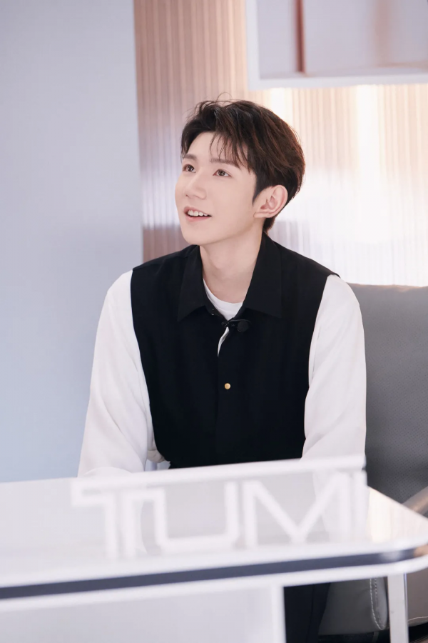 王源著簡約黑白套裝亮相TUMI品牌活動，敢於冒險，勇於挑戰