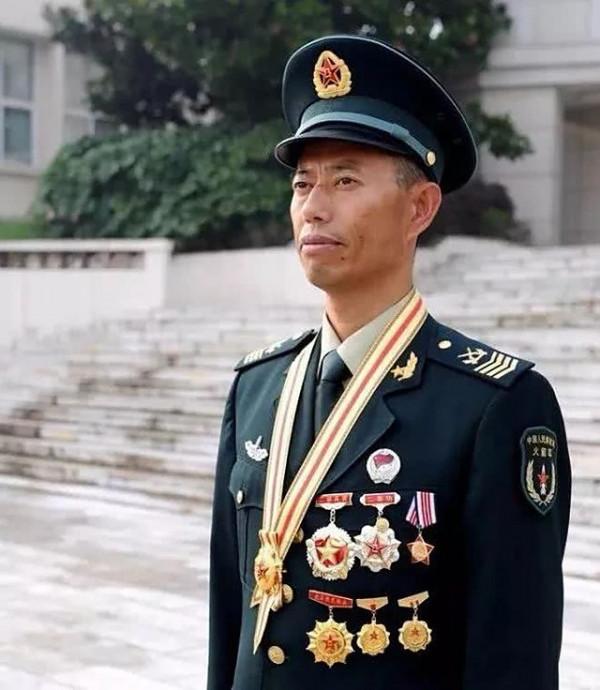 安徽兵王僅初中文化,入伍34年有召必回,退役後女兒繼承父業 安徽兵王僅初中文化,入伍34年有召必回,退役後女兒繼承父業